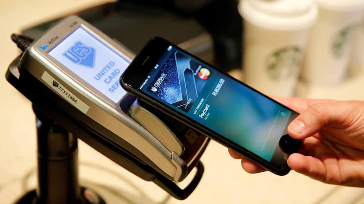 Einfach hinhalten: Was bei Apple Pay als Vorteil gilt, funktioniert seit 2014 in der Schweiz auch bei der Kredit- und der Debitkarte.