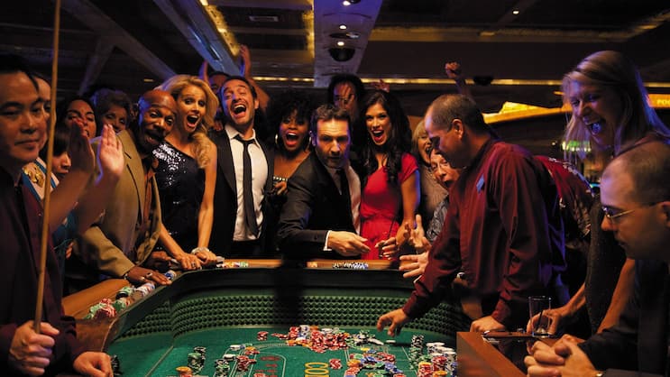Szene aus «Les Infidèles»: Beim Roulette werden die Wahrscheinlichkeiten intuitiv völlig falsch eingeschätzt. Die Casinos profitieren davon.
