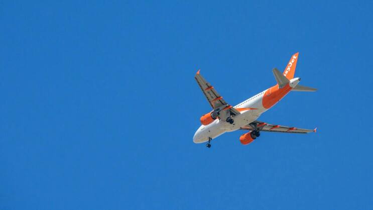 Warmwasser-Grösse: Easyjet-Airbus beim Landeanflug auf Lissabon.