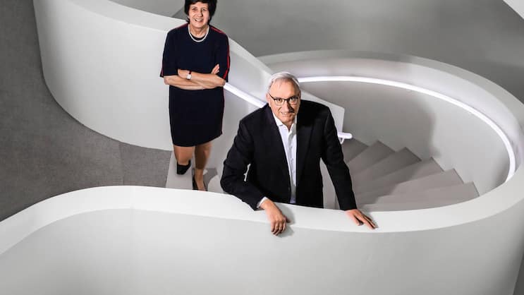 Architekturliebhaber: Martine und Jean-Paul Clozel im Treppenhaus ihres zweiten Idorsia-Laborgebäudes, eines Baus der Architekten Herzog & de Meuron.