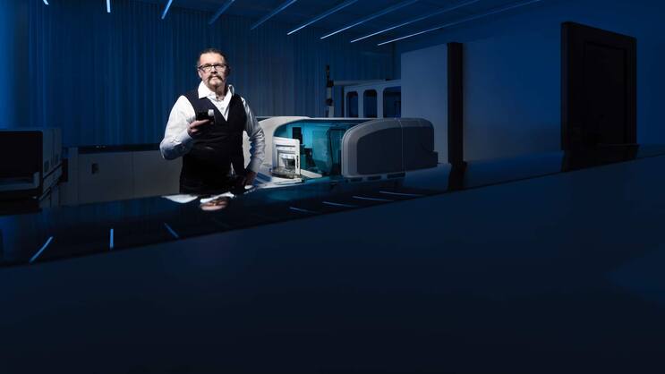 Corona-Bekämpfer: Der Roche-Forscher Michael Hombach am Sitz in Rotkreuz mit dem Antikörper-Test und der Maschine zur Auswertung im Hintergrund.