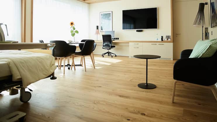 Das Kantonsspital Nidwalden bietet als erstes Spital der Schweiz Business-Suiten mit PC, Grossbild-TV, Drucker und Sitzungstisch an.