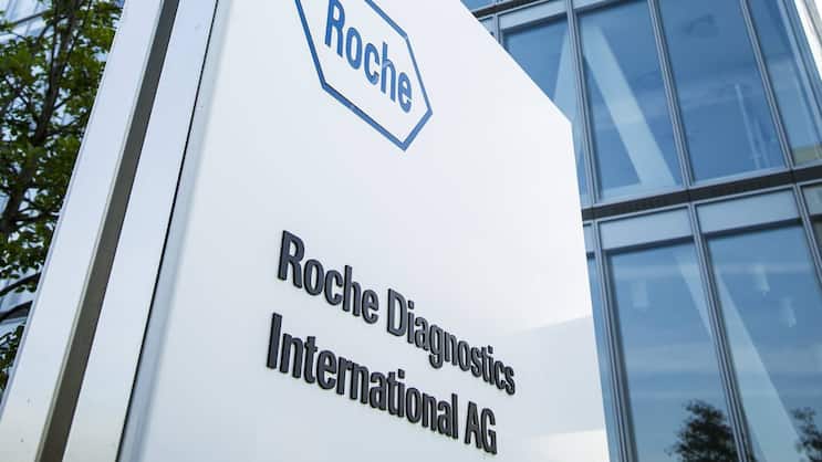 Roche-Logo vor einem Gebäude in Rotkreuz.
