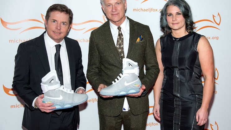 Teurer Sneaker: Der «Back to the Future» Star, Michael J. Fox, Nike Chefdesigner Tinker Hatfield und Tiffany Beers präsentieren den Nike Air Mag.