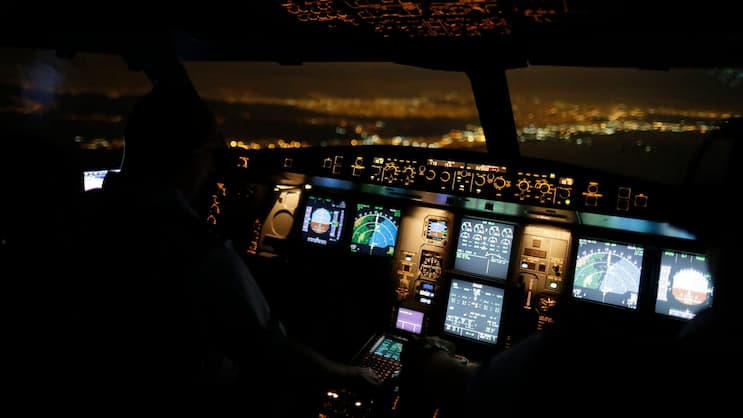 Im Cockpit der A340: Piloten klagen über Geldsorgen und Müdigkeit.
