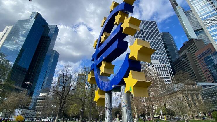 Euro-Skulptur vor dem ehemaligen Sitz der Europäischen Zentralbank in Frankfurt.