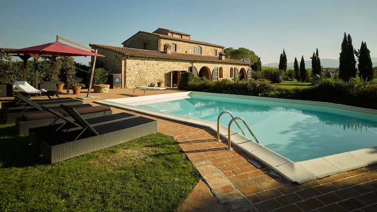 Podere Le Sensaie: Steine, Bäume, Pool und Sonnenschirm – und traumhafte Ruhe. Eine Ferienoase in der Toskana.