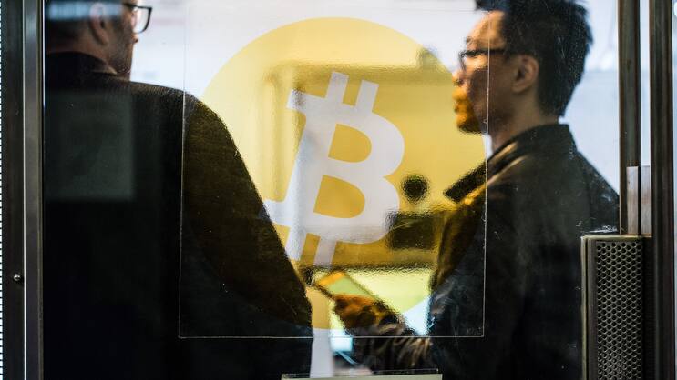 Bitcoin-Automat in Hong Kong: Asiatische Länder wollen die Cyberwährung regulieren.