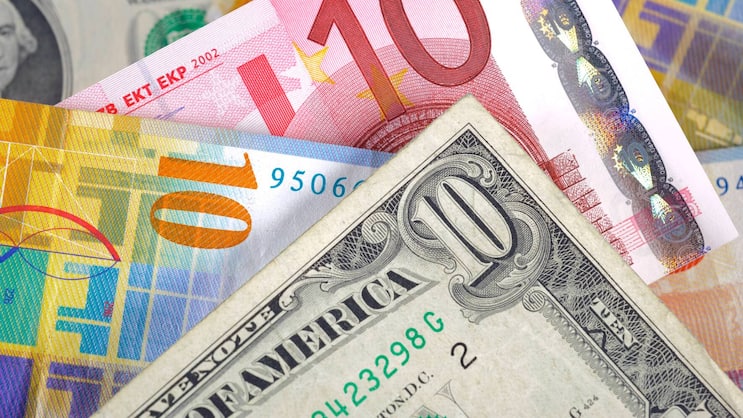 Banknoten von verschiedenen Währungen.