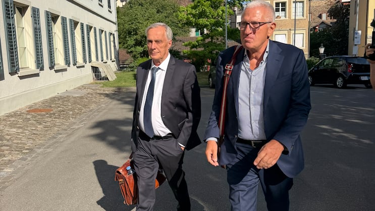 Pierin Vincenz (r.) in Begleitung seines Anwalts Lorenz Erni am Dienstagmorgen auf dem Weg ins Gericht.