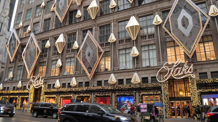 Saks in New York City: Der Flaggschiff-Laden an der 5th Avenue in Manhattan ist für exklusive Marken wie Chanel und Burberry bekannt.