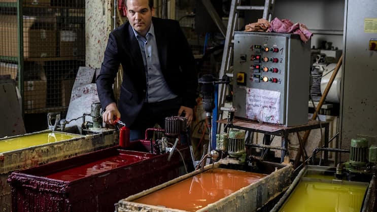 DER KERNPRODUZENT – NICHT GENUG PARAFFIN:«Neukunden können wir keine annehmen, wir sind froh, wenn wir wenigstens unsere Stammkunden einigermassen bedienen können»: Alain Balthasar von der Balthasar Group in Hochdorf LU, dem grössten Kerzenhersteller der Schweiz.