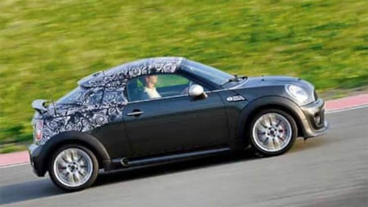 Trotz Tarnung in der Heckpartie: Gross anders wird das Mini Coupé im Herbst nicht aussehen.