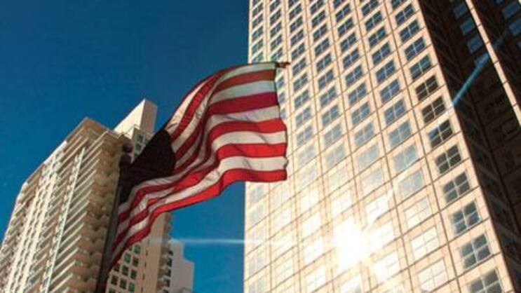 USA Flagge vor Gebäude