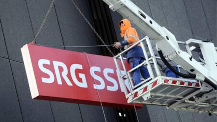 Neues SRG-Logo im Leutschenbach: Durch mehr Werbeeinnahmen konnte das Unternehmen den Verlust verringern. (Bild: Keystone)