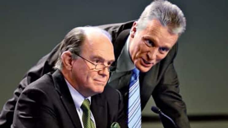 Nicht happy: Stefan Lippe (r.), Swiss-Re-CEO, Walter Kielholz, Präsident.
