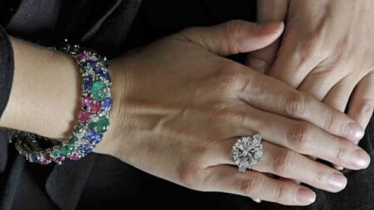 Ein Armband von Cartier, hier während einer Auktion. Die Firma kann künftig auch in Les Brenets produzieren. (Bild: Keystone)