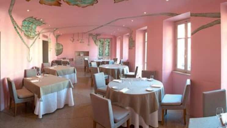 Nur die Deckenmalerei lenkt vom Gebotenen ab: Ristorante Piazza Duomo im Piemont.