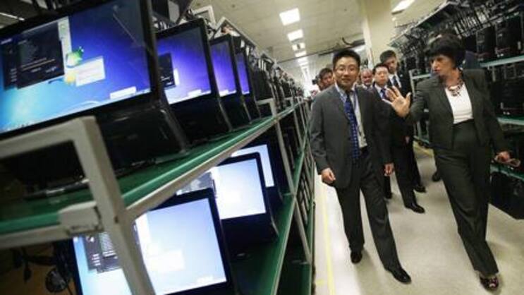 Bundesrätin Doris Leuthard beim Besuch einer Lenovo-Fabrik in Shanghai (Bild: Keystone)
