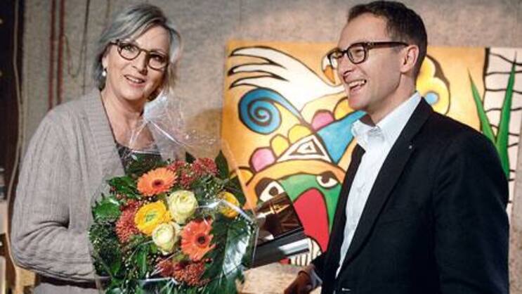 BILANZ-Redaktor Harry Büsser überrascht Marlies Bänziger mit Blumen.