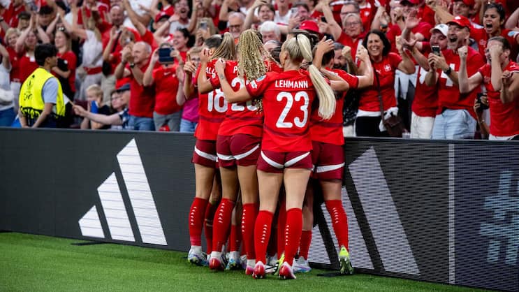 Schweizer Fussball-Nati: Die Fans der Frauen-Fussball-EM kurbeln die hiesige Wirtschaft an.