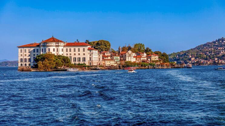 Blick auf die Borromäische Insel Isola Bella im Lago Maggiore, Italien.