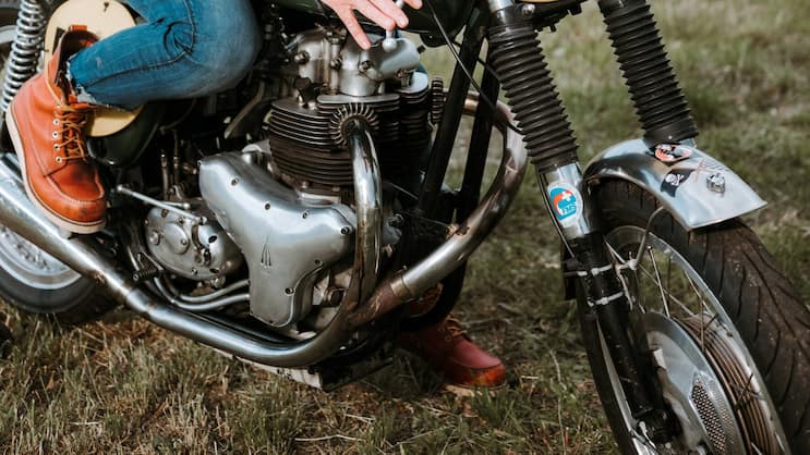 Frauen und Motorräder: Die Klischees dazu sind fast zahllos. Das Englische ist da fortschrittlicher: «Motorcyclists» ist geschlechtsneutral.
