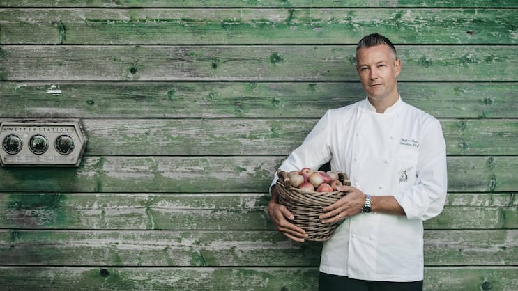 Stefan Beer, Executive Chef im Victoria-Jungfrau seit 2016, ist einer der wenigen echten Meister seines Fachs, der jeder kulinarischen Aufgabe gewachsen ist und die Gastronomie im riesigen Hotel einem kontinuierlichen Optimierungsprozess unterzieht.