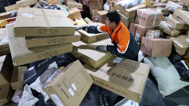 Logistiker am Anschlag: Die Paketflut aus China steigt ungebrochen. Allein Alibaba löst täglich 70 Millionen Sendungen aus.