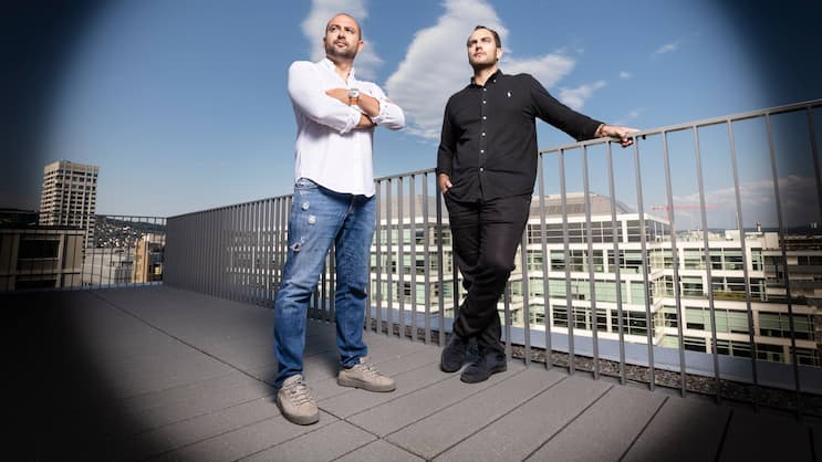 Erneuerer Adrian (l.) und Levent Künzibringen die Immobilienbranche digital auf Vordermann.