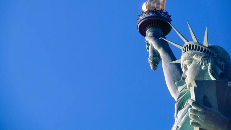 Freiheitsstatue vor New York City: Trotz tiefer Flugticketpreise reisen weniger Schweizer in die USA.