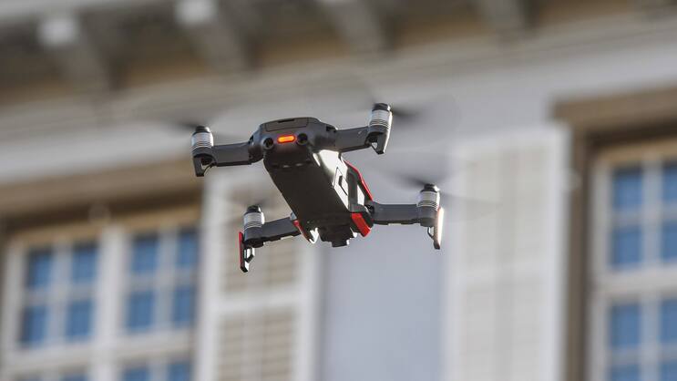 Schweizer Proptechs sind gut mit Kapital ausgestattet, wenn man sie mit ihren Pendants im Ausland vergleicht (im Bild: Roboter an einer Hauswand, Symbolbild).