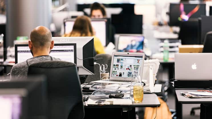 Alltag im Büro: Computer heizen den Raum zusätzlich auf.