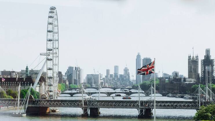 Blick über die Themse zum Parlamentsgebäude und Londoner Neubauvierteln im Stadteil Vauxhall.