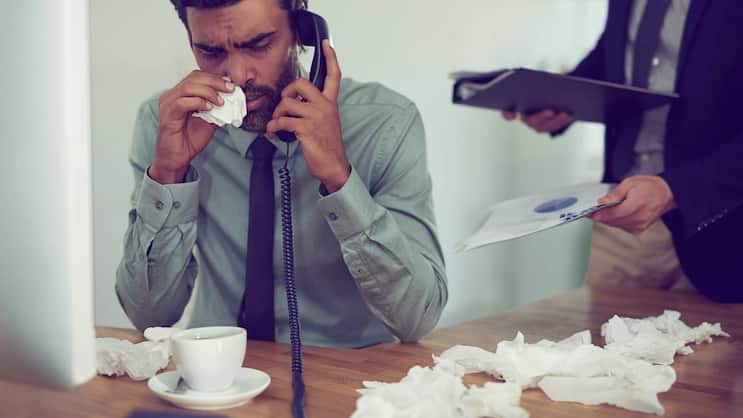 Krank am Arbeitsplatz: Fast die Hälfte der Angestellten hierzulande erscheint mindestens einmal pro Jahr krank zur Arbeit.