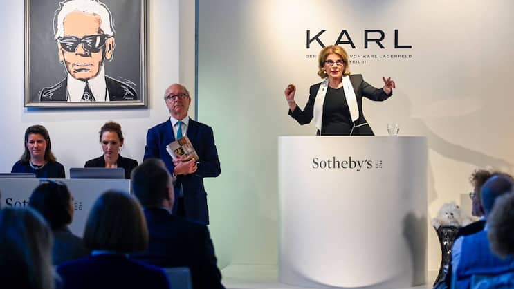 PARIS, MONACO UND KÖLN Der Nachlass des Designers Karl Lagerfeld wurde in drei Tranchen versteigert – der Erlös betrug 22,5 Millionen Euro.