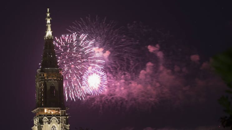 Das ist Lebensqualität: Feuerwerk hinter dem Berner Münster.