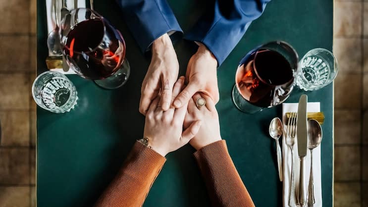 Beim nächsten romantischen Dinner könnten Sie über Finanzen reden. Denn: Differenzen in Geldangelegenheiten zählen zu den häufigsten Gründen für eine Scheidung.