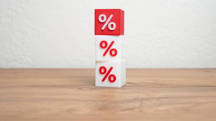 Turm aus Würfeln mit Prozentzeichen (2025).