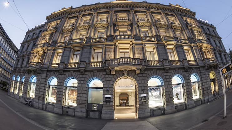 Der Hauptsitz der Credit Suisse am Paradeplatz in Zürich wurde 1873–1876 von Jakob Friedrich Wanner errichtet.