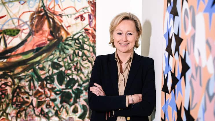 Carolin Scharpff-Striebich vor der zurzeit jüngsten Position in ihrer Sammlung: Jadé Fadojutimi ist Jahrgang 1993. Links im Bild ihr Werk «Clinginess is best served ripe»; im Ausschnitt rechts: Charline von Heyl, «Fortuna».