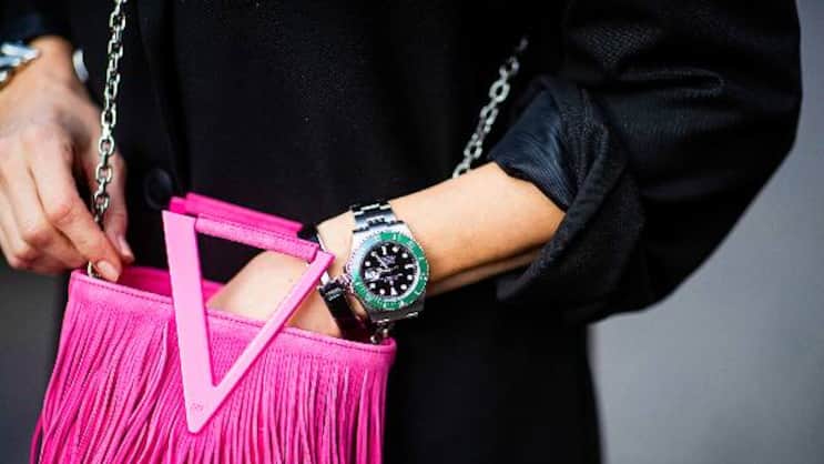Investitionsgut: Rolex-Uhr am Handgelenk einer Influencerin.