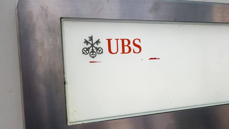 Logo der UBS an einem Bankomat.