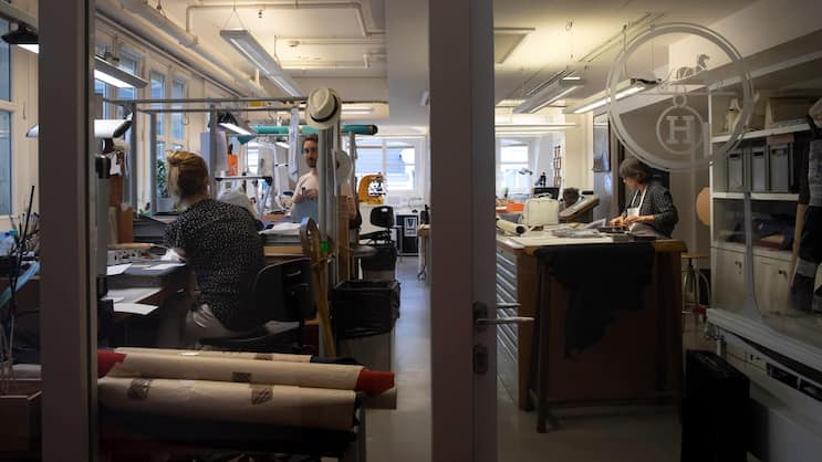 Der Eingang zur Werkstatt, in der Einzelanfertigungen aus Leder entstehen, befindet sich ums Eck des Hauptsitzes an der Rue Faubourg Saint-Honoré in Paris. Platz gibt es hier wenig, Hightech gar nicht. Fabriziert werden Lederträume im Taschenformat – von Hand.
