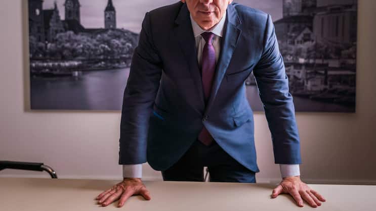 DER GRÜNDER IM ZÜRCHER BÜRO «Die Wirtschaft steht vor einem Abschwung. Wir sehen bereits eine Zunahme von Konkursen.»