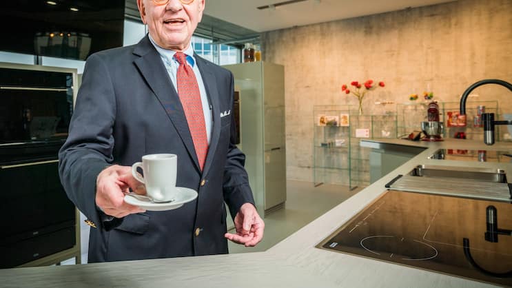 KAFFEE VOM EIGENTÜMER Michael Pieper in einer Modellküche am Hauptsitz. Franke ist weltweit die Nummer eins bei Spülen und beliefert McDonald’s, Ikea oder Burger King mit kompletten Systemküchen.
