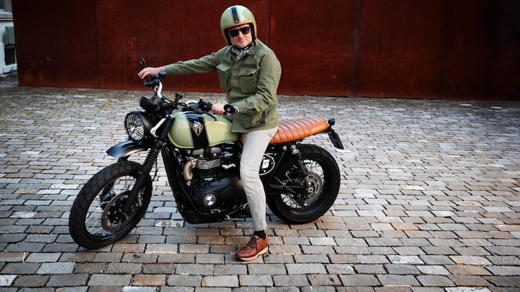 FORMVOLLENDET: Georges Kern auf einer «Street Scrambler» des Breitling-Partners Triumph.