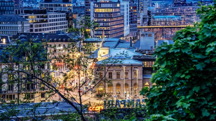 Abendlicher Blick über den Hauptbahnhof Zürich und den neuen Stadtteil Europaallee.