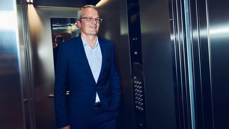 DER MANN AUS LAUSANNE: Ruffieux stammt aus der Westschweiz, lebt aber seit zwei Jahrzehnten in Basel. Die Lifte bei Lonza sind übrigens eher klein.