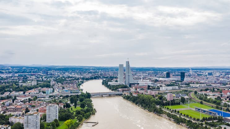 Basel mit dem Roche-Turm – ein Ziel für Pendler. In Birslach BL finden sie die günstigsten Immobilien.